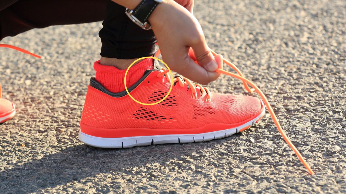 Do czego służy dodatkowa dziurka w butach sportowych? 