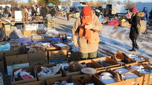 Koszalin: Niedzielna giełda w słoneczny i mroźny poranek. Co na stoiskach?