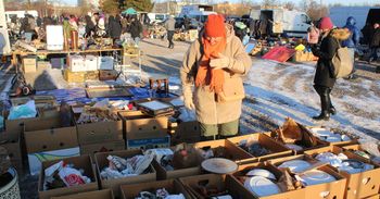 Koszalin: Niedzielna giełda w słoneczny i mroźny poranek. Co na stoiskach?