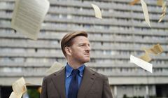 Szczepan Twardoch „korzysta z miasta”, promując Mobilny Portfel w Raiffeisen Polbank (wideo)