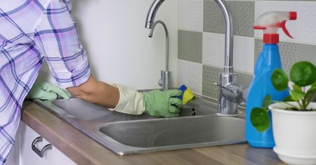 Czyszczenie zlewu ze stali nierdzewnej. Domowe i proste sposoby