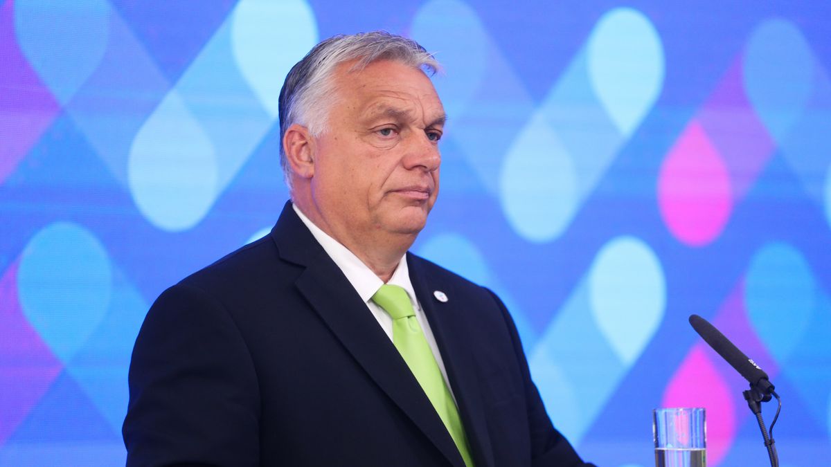 Bratysława, Słowacja, 26.06.2023. Premier Węgier Viktor Orban podczas konferencji prasowej po spotkaniu szefów rządów państw Grupy Wyszehradzkiej w Bratysławie, 26 bm. Omawiane na spotkaniu tematy to m.in. bezpieczeństwo w regionie, kwestie gospodarcze oraz wyzwania migracyjne. (mr) PAP/Albert Zawada