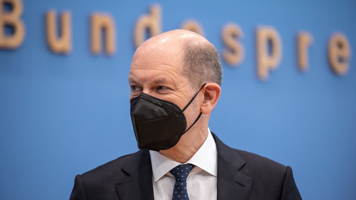 epa09193893 German Finance Minister Olaf Scholz attends a press conference on Tax estimates in Berlin, Germany, 12 May 2021.  EPA/Andreas Gora / POOL Dostawca: PAP/EPA.