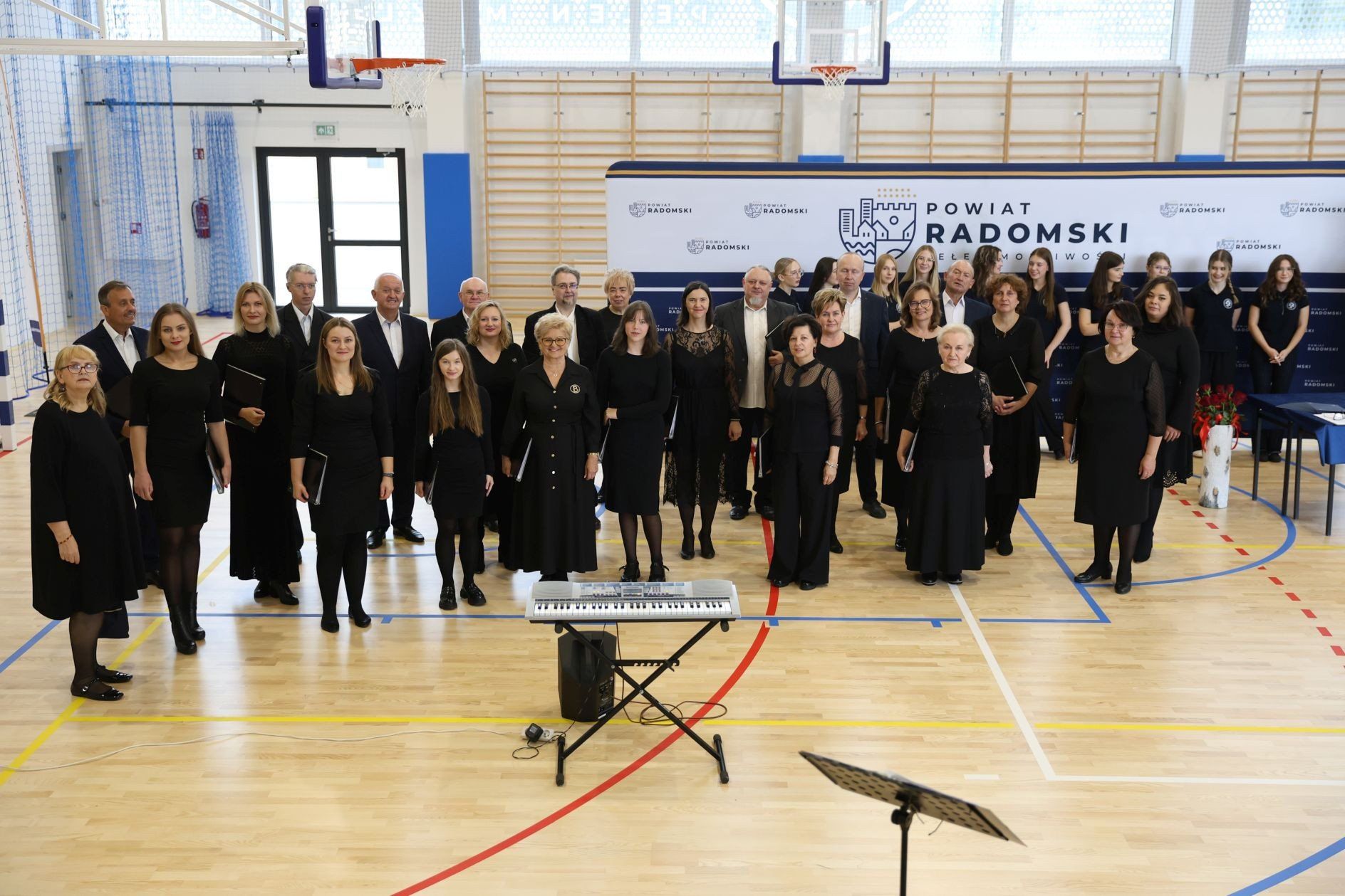 Na uroczystości otwarcia nowoczesnej hali sportowej w Iłży wystąpił chór