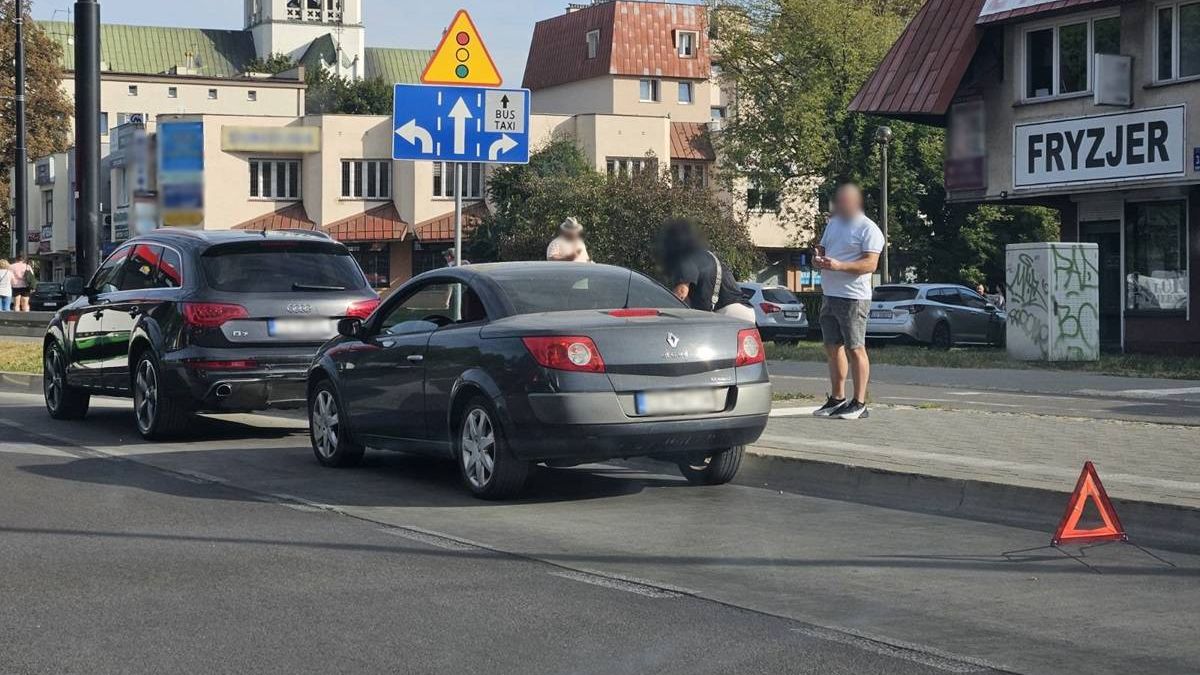 Kierująca renaultem uderzyła w tył audi na ul. Fabrycznej