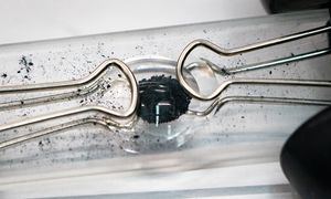 Cukry, pył i "kosmiczny plastik". Naukowcy analizują próbki z Bennu