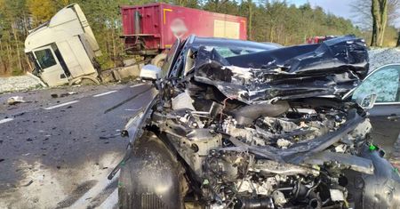 Szczybały Giżyckie. Czołowe zderzenie z tirem. Zginął 39-latek