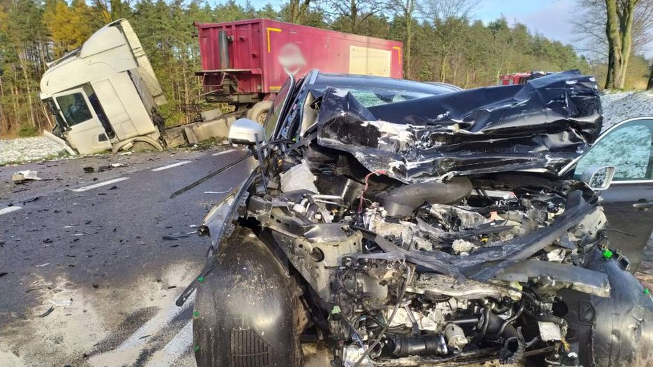Szczybały Giżyckie. Czołowe zderzenie z tirem. Zginął 39-latek