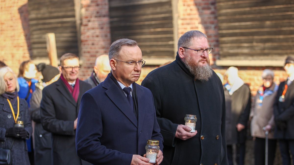 Oświęcim, 27.01.2025. Prezydent RP Andrzej Duda (2P) oraz dyrektor Muzeum obozu w Auschwitz dr Piotr Cywiński (P) podczas uroczystości przed Ścianą Śmierci na terenie byłego obozu Auschwitz w Oświęcimiu, w dniu obchodów 80. rocznicy wyzwolenia niemieckiego nazistowskiego obozu koncentracyjnego i zagłady Auschwitz-Birkenau, 27 bm. 27 stycznia obchodzony jest jako Międzynarodowy Dzień Pamięci o Ofiarach Holokaustu. Tego dnia 80 lat temu Armia Czerwona wyzwoliła obóz Auschwitz. (jm) PAP/Jarek Praszkiewicz