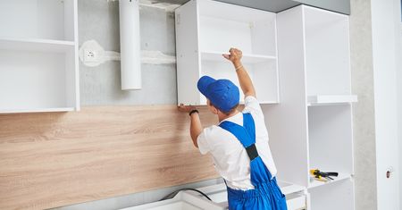 Chcesz wyremontować małą kuchnię? Tyle pieniędzy trzeba dziś odłożyć