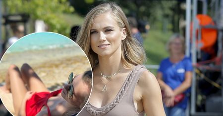 Kaczorowska opala się pod palmami. Zapozowała w kostiumie. Ale brzuszka nie widać