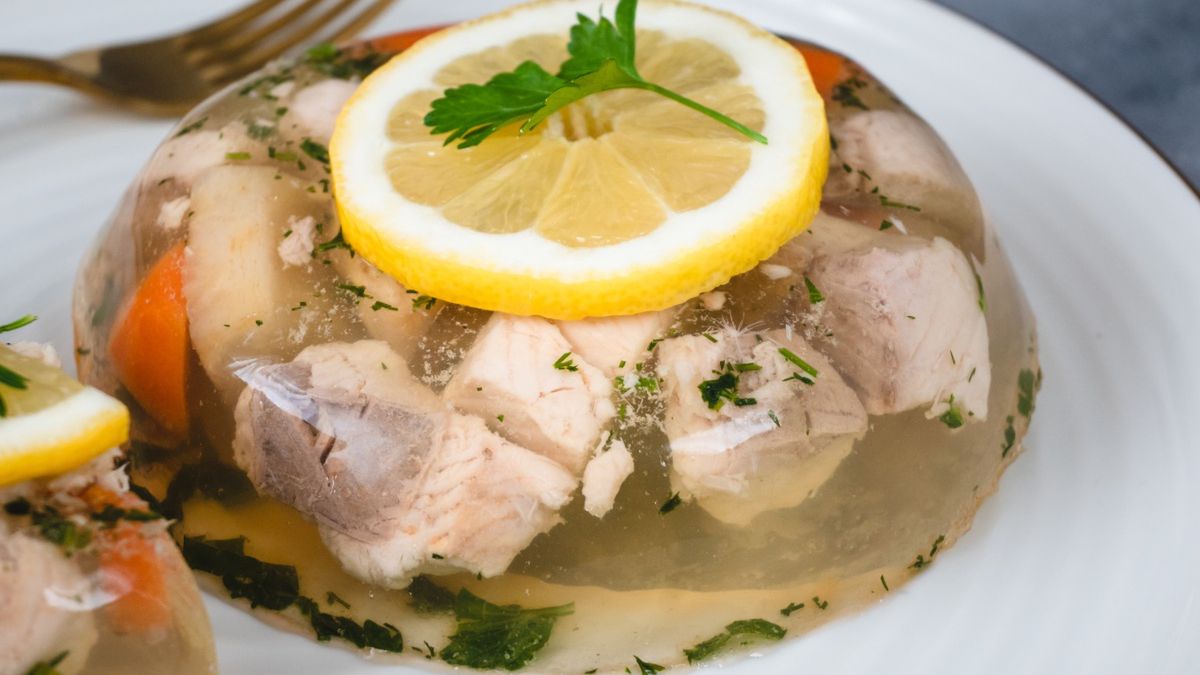 Ryba w galarecie z plastrem cytryny