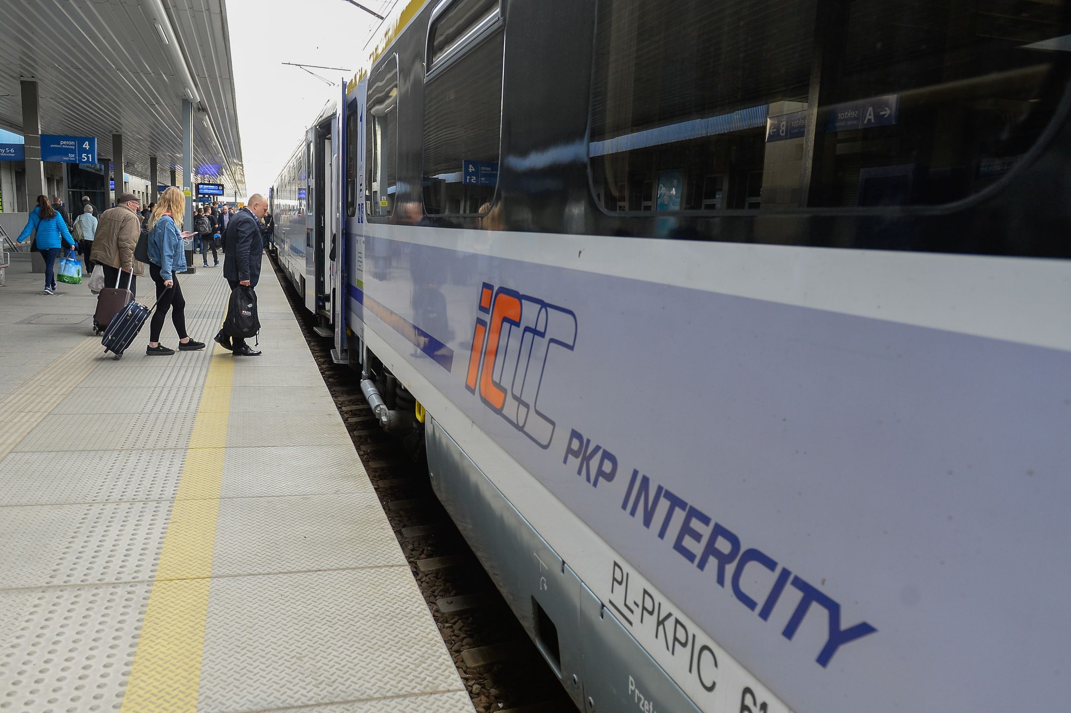 Dramat na dworcu w Poznaniu. "Pociąg wlókł go kilkaset metrów"