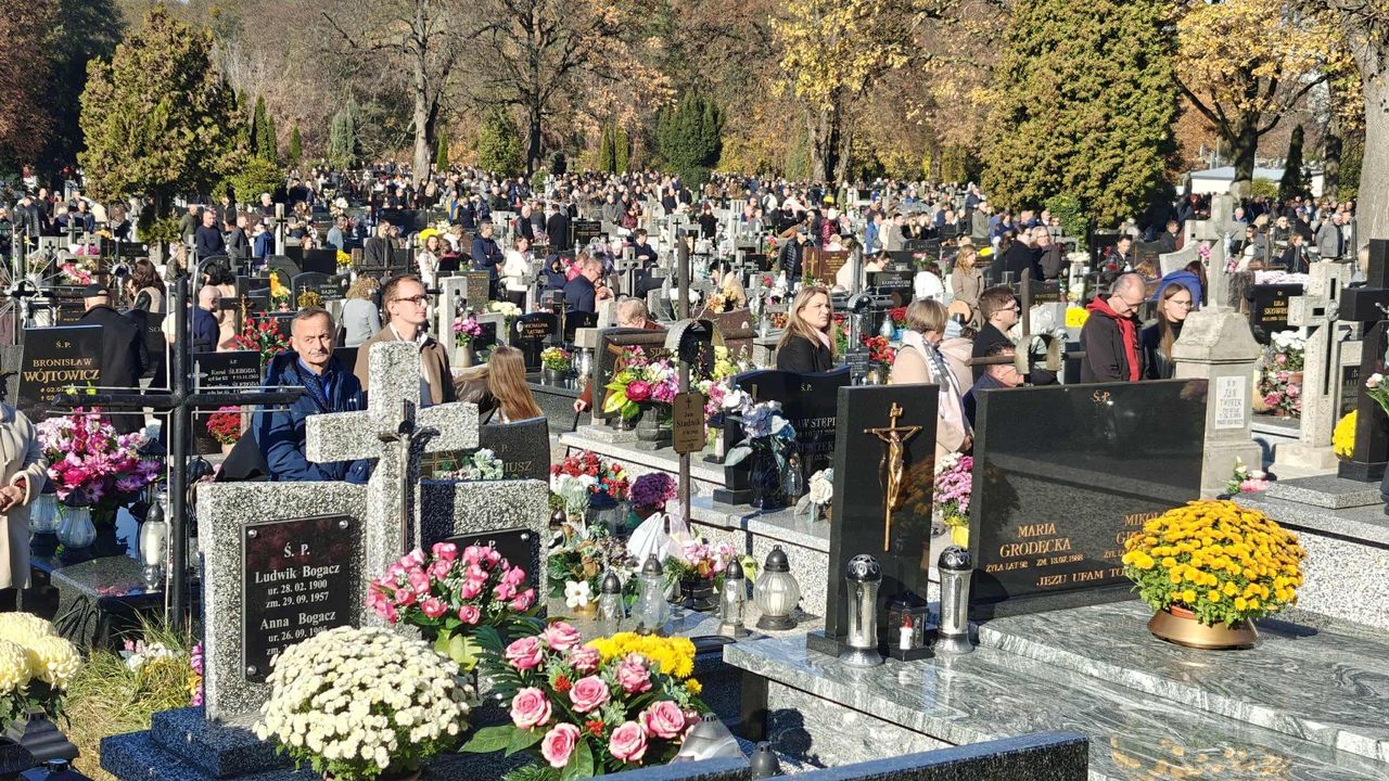 Tarnobrzeg: Wszystkich Świętych. Tłumy na cmentarzach parafialnych