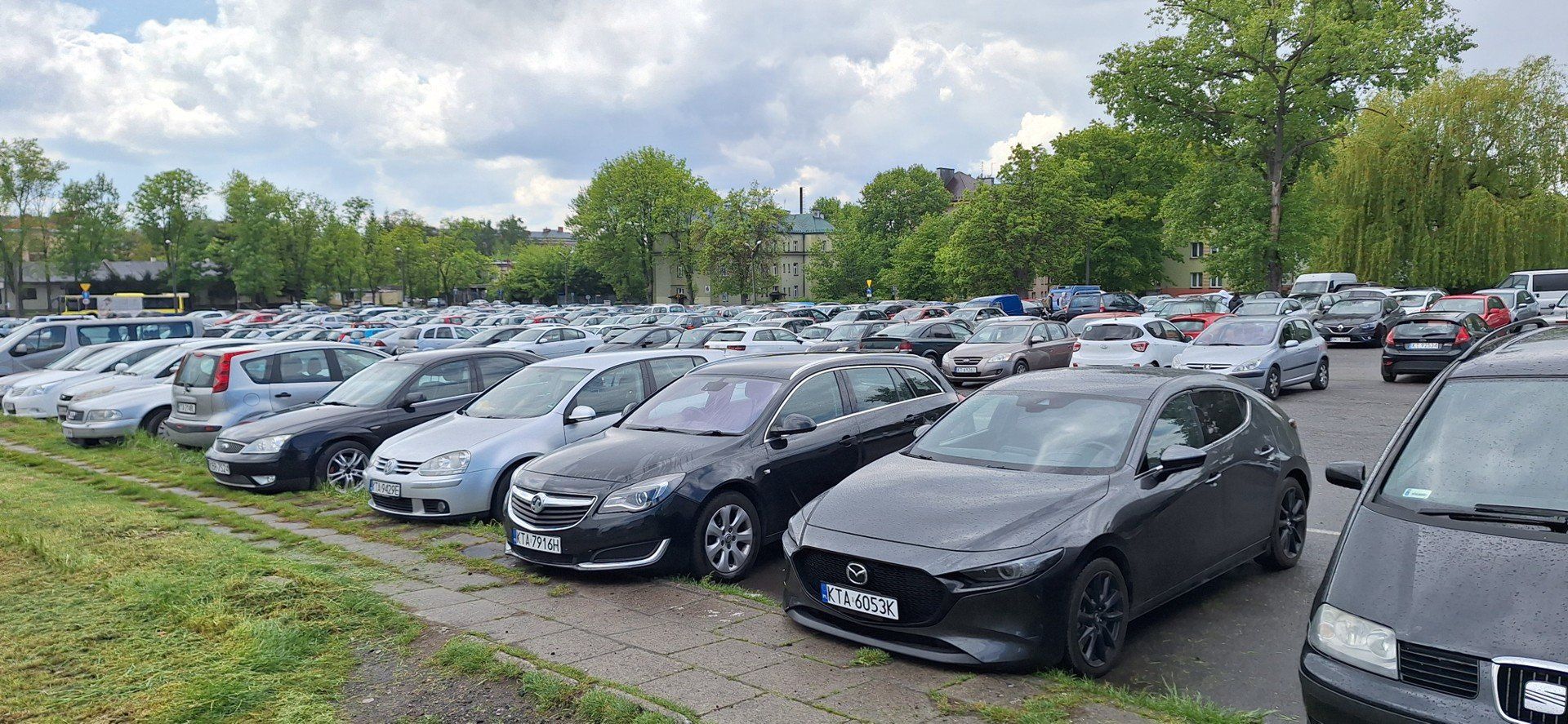 Plac po dawnej &#34;Kapłanówce&#34; to w tygodniu największy, darmowy parking po chmurką w Tarnowie