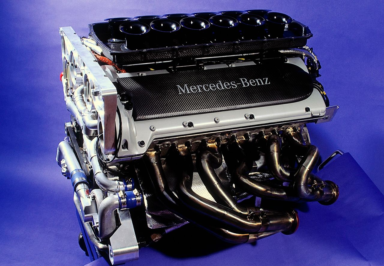 Tu zaczyna się ta historia. Jednostka GT 112  w 1997 roku z pojemności sześciu litrów wyciska równo 600 KM przy 7000 obr./min. Wyposażona jest w aluminiowy blok silnika i wtrysk Boscha (fot. Daimler)