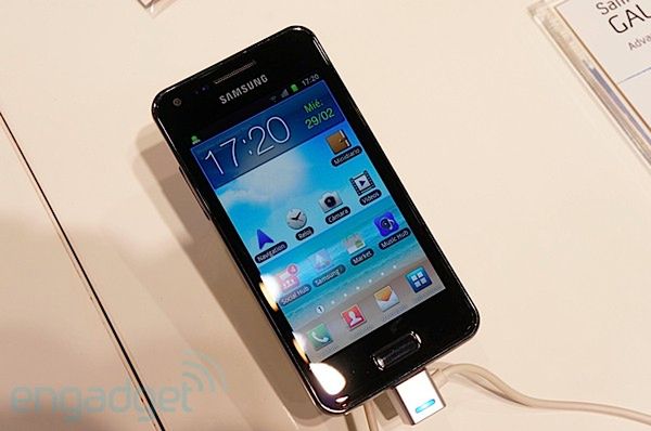 Galaxy S Advance (fot. Engadget.com)