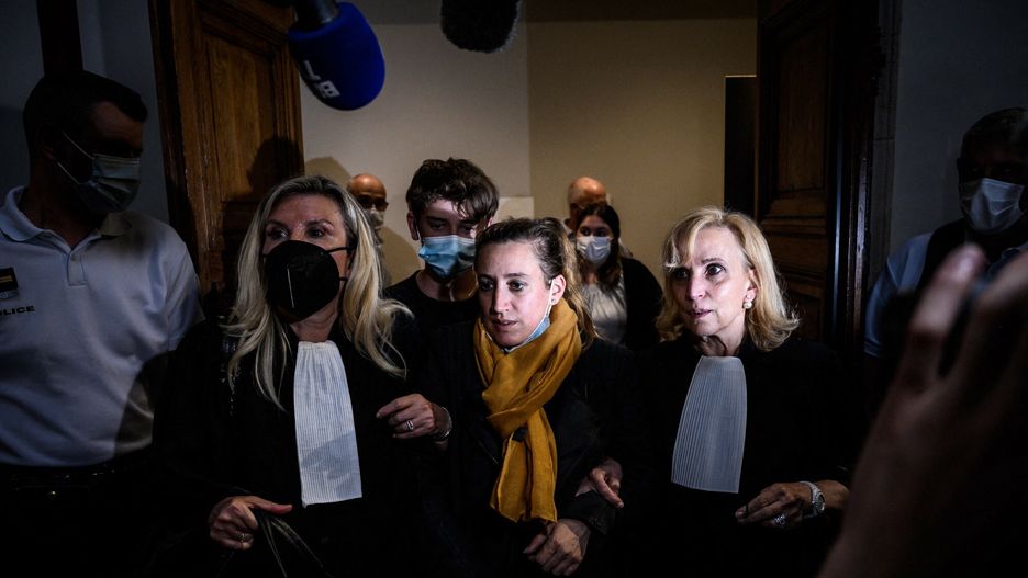 Valerie Bacot otoczona przez krewnych i prawników opuszcza francuski sąd