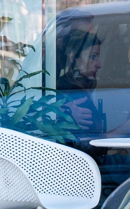 Grzegorz Damięcki i Magdalena Schejbal noszą kartony