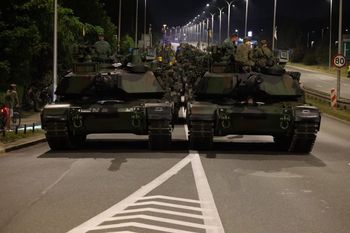 Czołgi przejechały nocą przez Warszawę. Wojsko gotowe do defilady