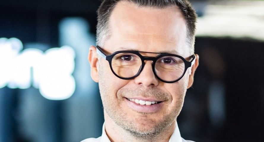 Wirtualna Polska wystrzeliła w turystyce. Spadek reklamowy