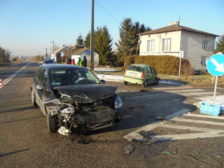Groźne zderzenie dwóch aut osobowych – Poszkodowana została kobieta