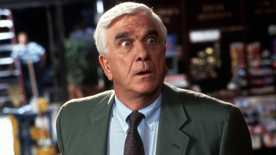 Leslie Nielsen to niezapomniany Frank Derbin z serii komediowej "Naga broń"