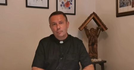 Ksiądz wyszedł z kościoła. "Musiałem przerwać mszę". Teraz się tłumaczy