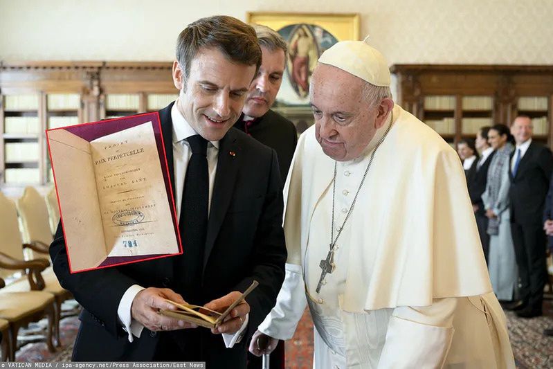 Emmanuel Macron i papież Franciszek