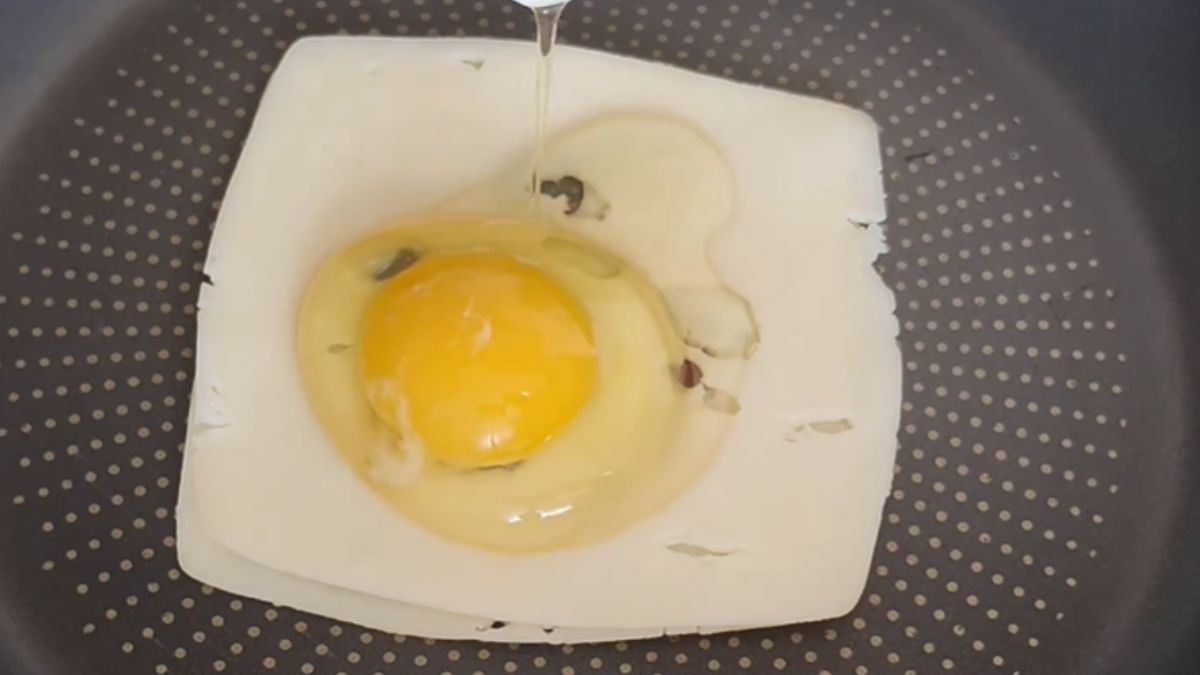 Położyła na patelni plaster sera i wbiła jajko. Genialny patent na śniadanie