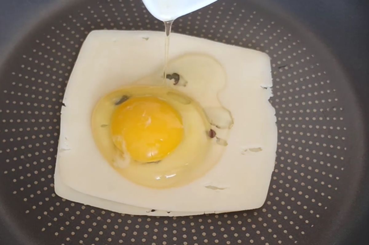 She placed a slice of cheese on the frying pan and cracked an egg. A brilliant breakfast hack.