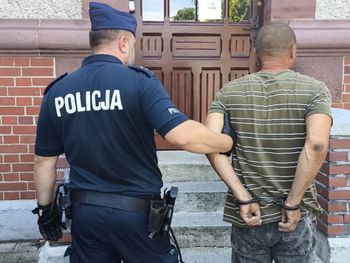 Namysłów: Opiekun brutalnie pobił niepełnosprawnego i go okradł. Po wszystkim wezwał dla niego pomoc