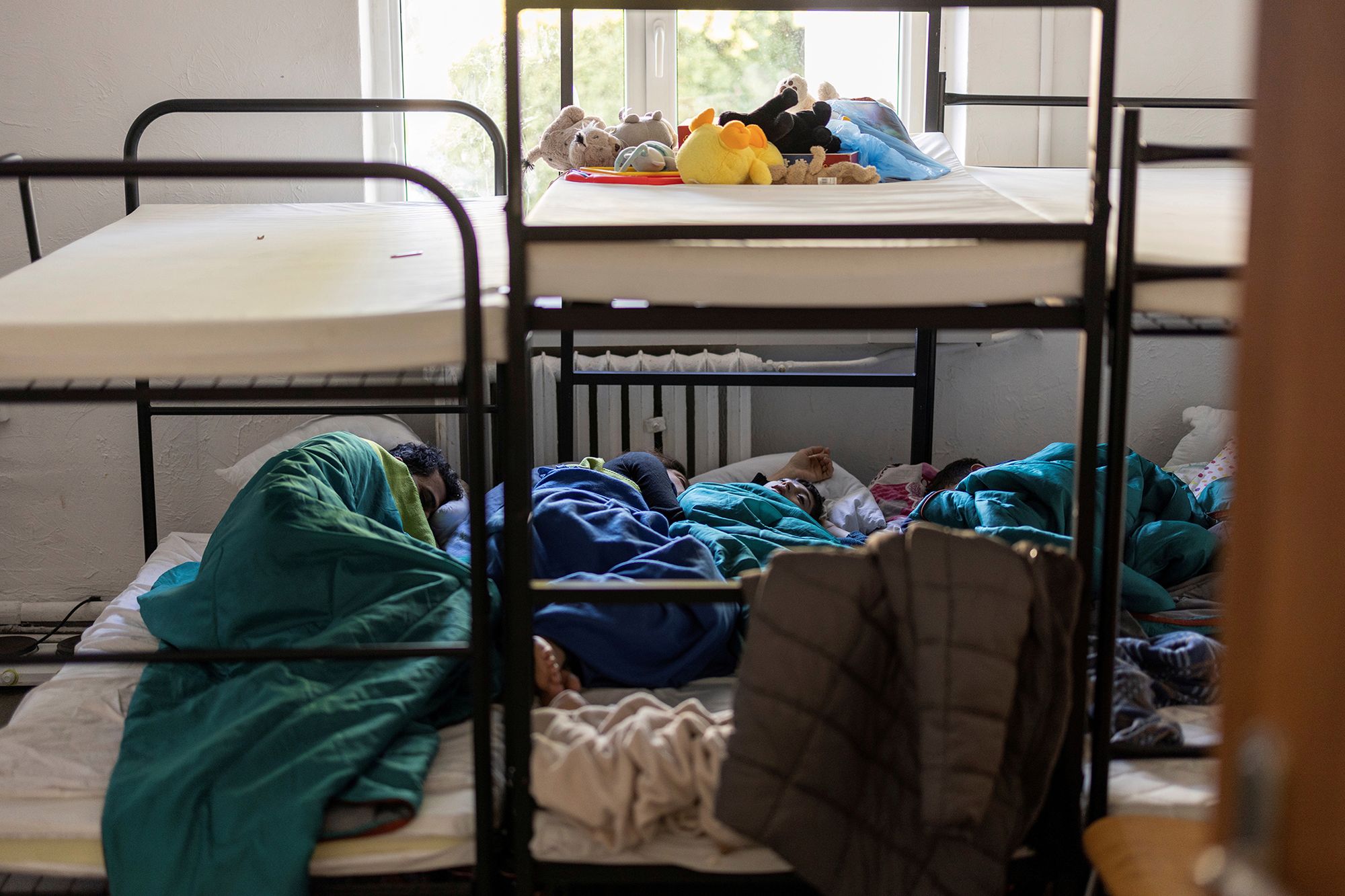 Migranci w białostockim ośrodku. Odwiedził ich fotograf agencji Reutera 5