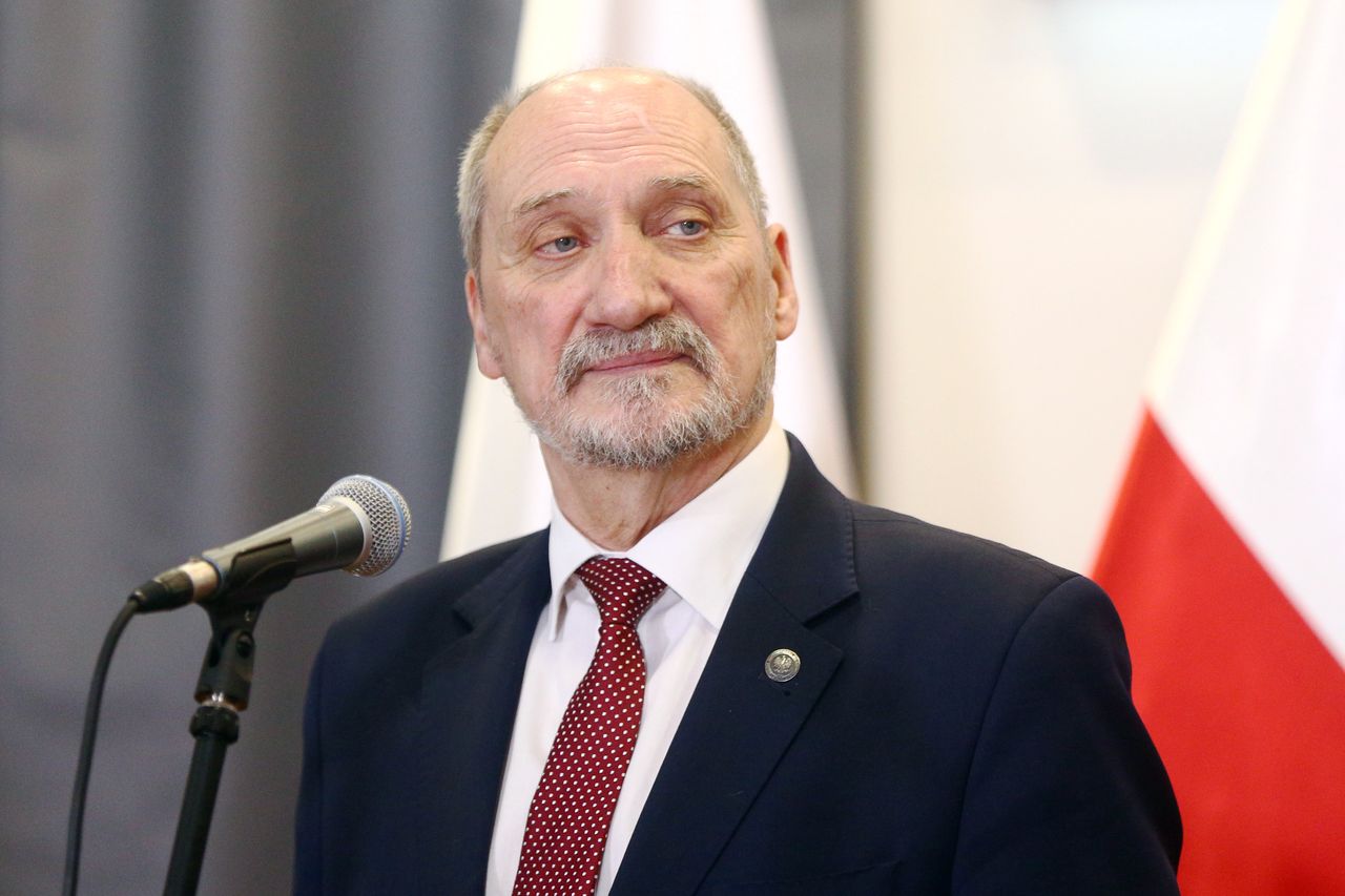 Macierewicz grzmi. Wystosował absurdalny apel