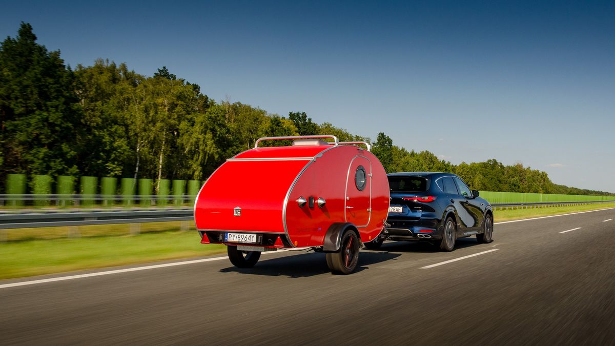 Mazda CX-60 z przyczepą CarbonTear