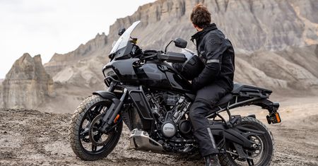 Idealne na trasę. Harley-Davidson ma zestawy ubrań do kompletu do modelu Pan America