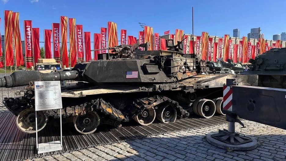 Zniszczony czołg Abrams na wystawie w Moskwie