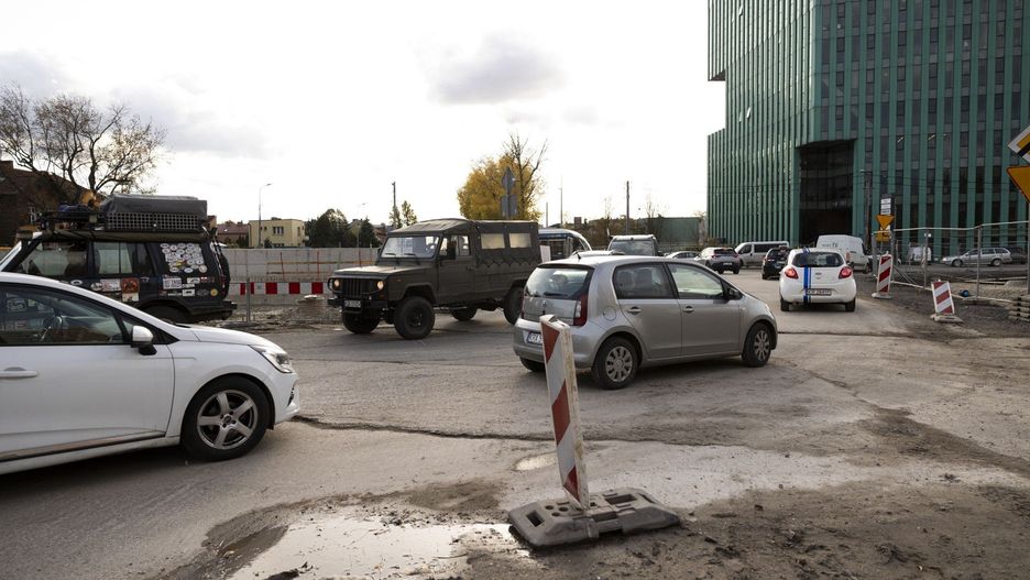 Przejazd przez teren budowy linii tramwajowej do Mistrzejowic w Krakowie