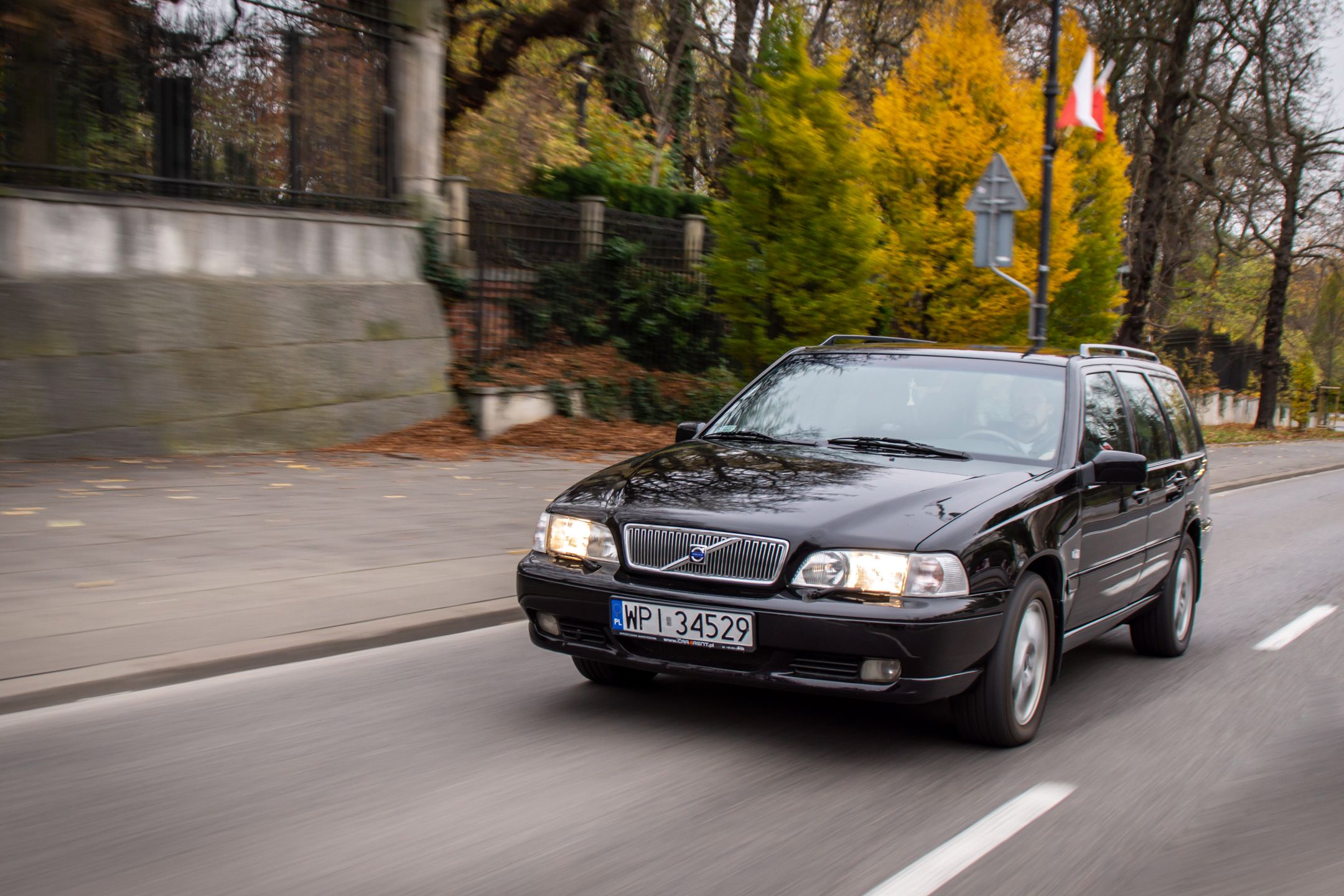 W latach 90. takie świeże volvo musiało robić wrażenie na polskich drogach zdominowanych przez maluchy i polonezy