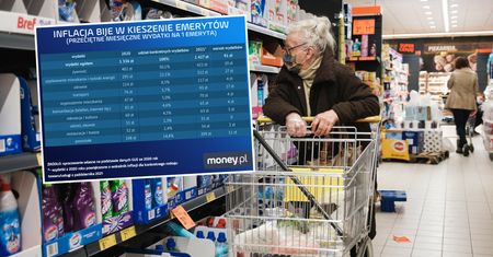 Szalejące ceny uderzają w portfele emerytów. Sprawdziliśmy, o ile więcej wydają