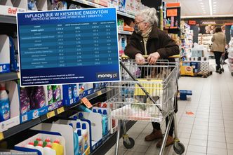 Szalejące ceny uderzają w portfele emerytów. Sprawdziliśmy, o ile więcej wydają