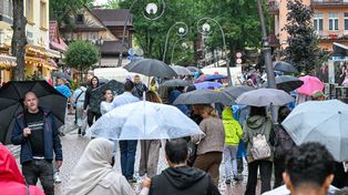 Zakopane: Deszczowa niepewność na Krupówkach. Turyści spacerują, narzekając na "fałszywe alarmy"
