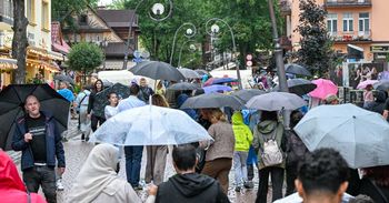 Zakopane: Deszczowa niepewność na Krupówkach. Turyści spacerują, narzekając na "fałszywe alarmy"