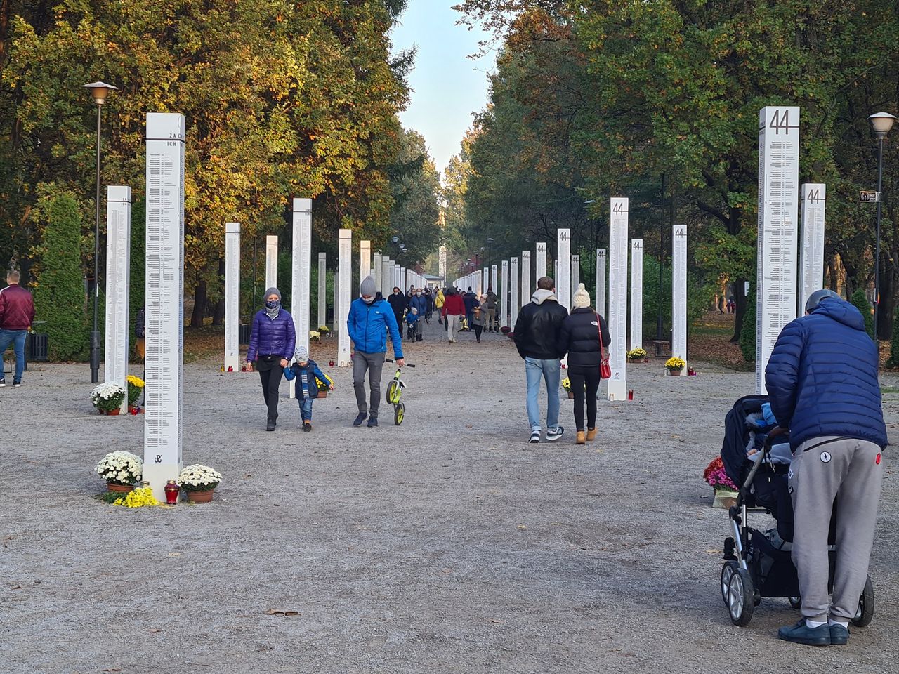 Warszawa. Spacerowicze w Parku Powstańców Warszawy 