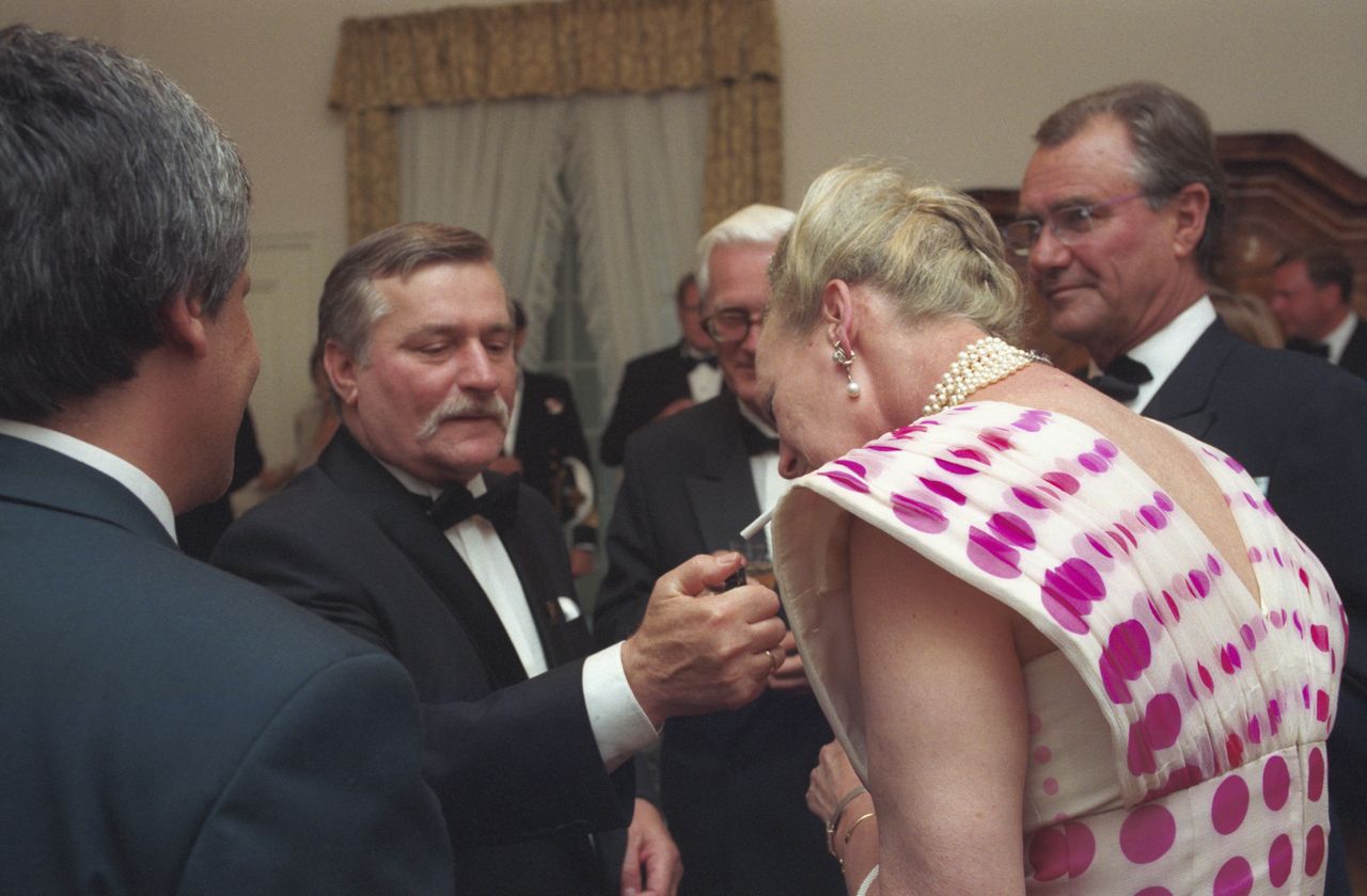Królowa Małgorzata II i Lech Wałęsa podczas balu w 1993 roku