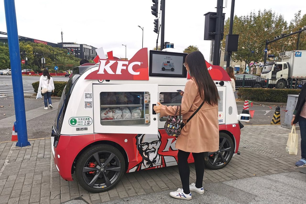 KFC prezentuje autonomiczne foodtrucki 5G. Chińczycy już z nich korzystają