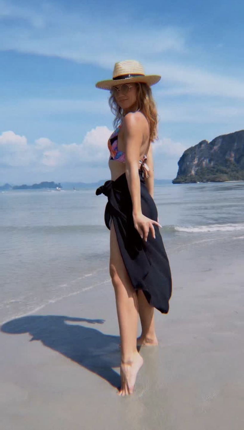 Agnieszka Kaczorowska tańczy na plaży