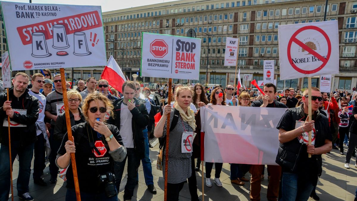W przeszłości frankowicze niejednokrotnie wychodzili na ulice. W marcu 2017 r. domagali się rozliczenia winnych m.in. za kredyty frankowe — trudne do spłaty ze względu na ich konstrukcję 