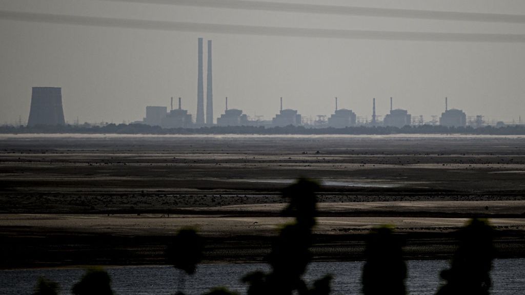 Zaporizhzhia Nuclear Power Plant
NIKOPOL, UKRAINE - JULY 21: Zaporizhzhia Nuclear Power Plant is seen from Nikopol, that is 7 kilometers away from the power plants and therefore is under nuclear threat as the war between Russia and Ukraine continues, in Nikopol, Ukraine on July 21, 2023. (Photo by Ercin Erturk/Anadolu Agency via Getty Images)
Anadolu
nikopol, nuclear power plant, russian ukrainian war, zaporizhzhia nuclear power plant