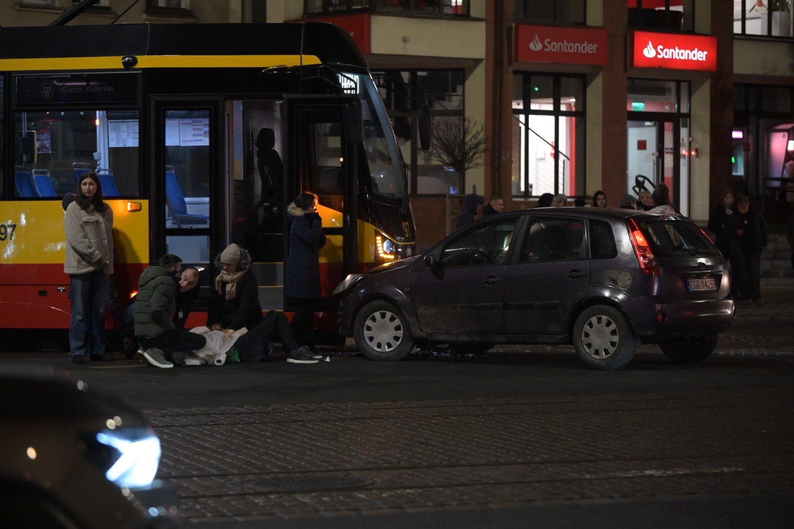 W czwartek w Grudziądzu na skrzyżowaniu al. 23 stycznia z ul. Toruńską samochód osobowy czołowo zderzył się z tramwajem. Jedna osoba została ranna.